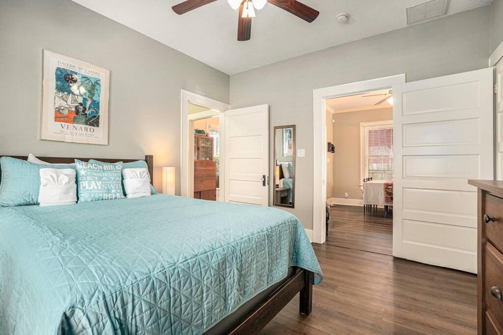 Beachy Bungalow! 2Bd, King Bed Галвестон Экстерьер фото